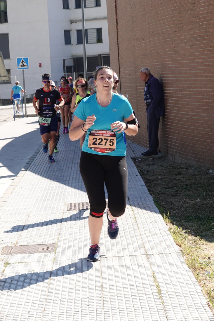 El reguero de atletas es amplio. Las piernas pesan en algunos momentos pero el objetivo de llegar a meta se mantiene. Si has participado en la carrera de fondo de Loja, prueba suerte a ver si te hemos retratado a lo largo del recorrido.