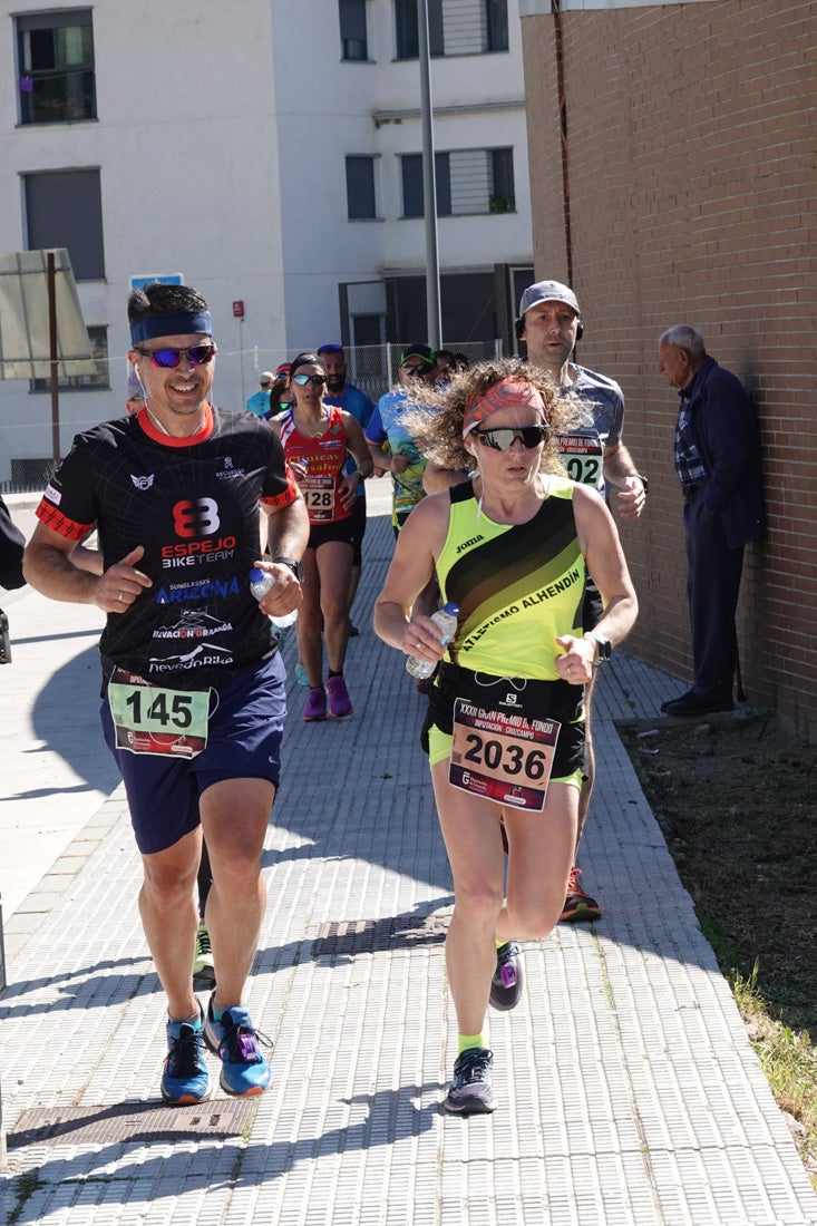 El reguero de atletas es amplio. Las piernas pesan en algunos momentos pero el objetivo de llegar a meta se mantiene. Si has participado en la carrera de fondo de Loja, prueba suerte a ver si te hemos retratado a lo largo del recorrido.