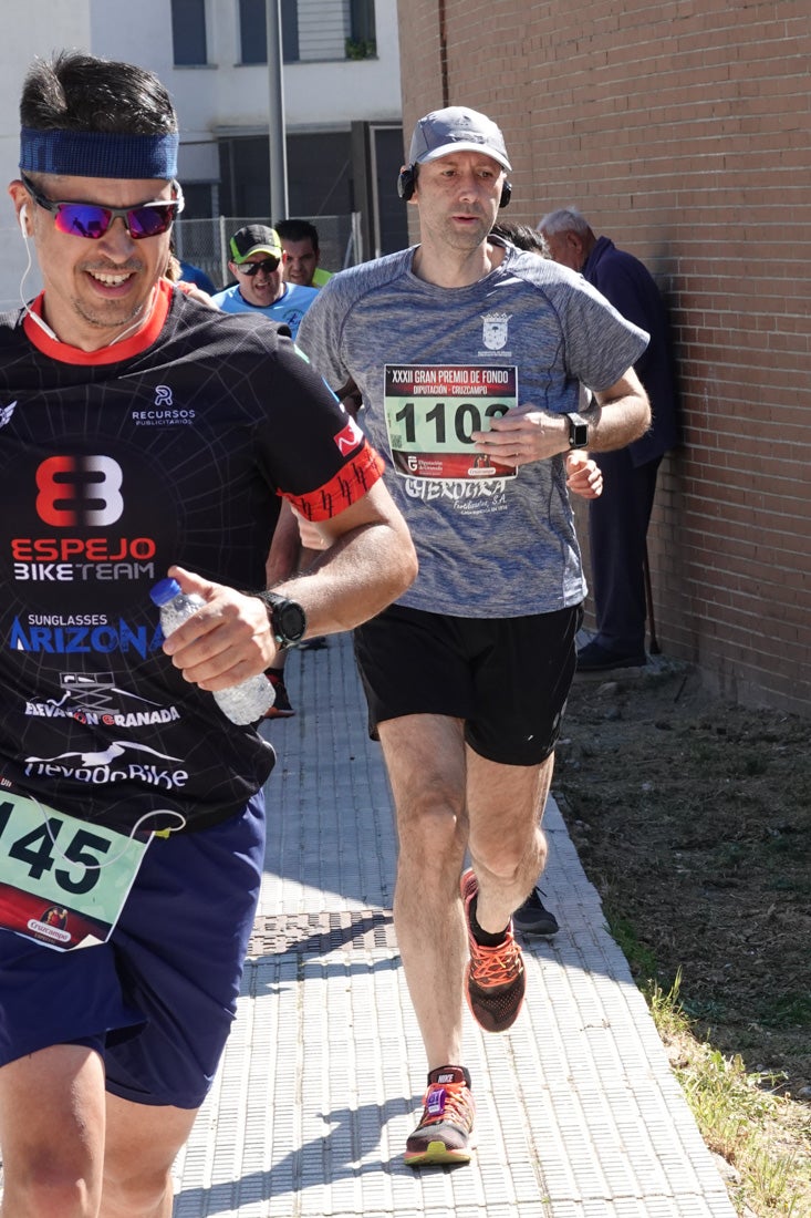 El reguero de atletas es amplio. Las piernas pesan en algunos momentos pero el objetivo de llegar a meta se mantiene. Si has participado en la carrera de fondo de Loja, prueba suerte a ver si te hemos retratado a lo largo del recorrido.