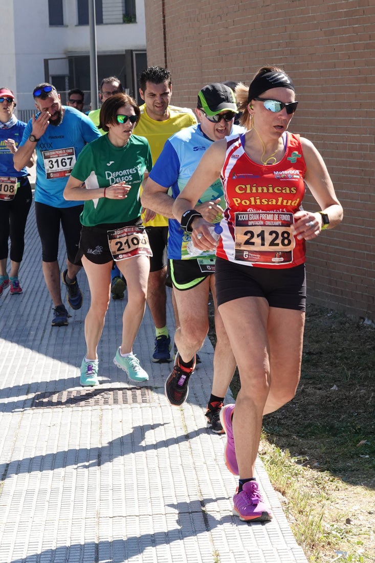 El reguero de atletas es amplio. Las piernas pesan en algunos momentos pero el objetivo de llegar a meta se mantiene. Si has participado en la carrera de fondo de Loja, prueba suerte a ver si te hemos retratado a lo largo del recorrido.