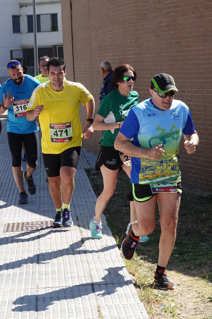 El reguero de atletas es amplio. Las piernas pesan en algunos momentos pero el objetivo de llegar a meta se mantiene. Si has participado en la carrera de fondo de Loja, prueba suerte a ver si te hemos retratado a lo largo del recorrido.