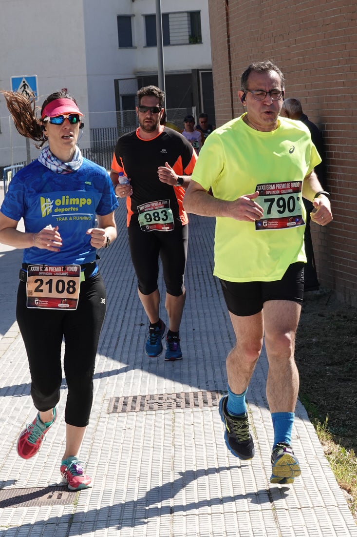 El reguero de atletas es amplio. Las piernas pesan en algunos momentos pero el objetivo de llegar a meta se mantiene. Si has participado en la carrera de fondo de Loja, prueba suerte a ver si te hemos retratado a lo largo del recorrido.