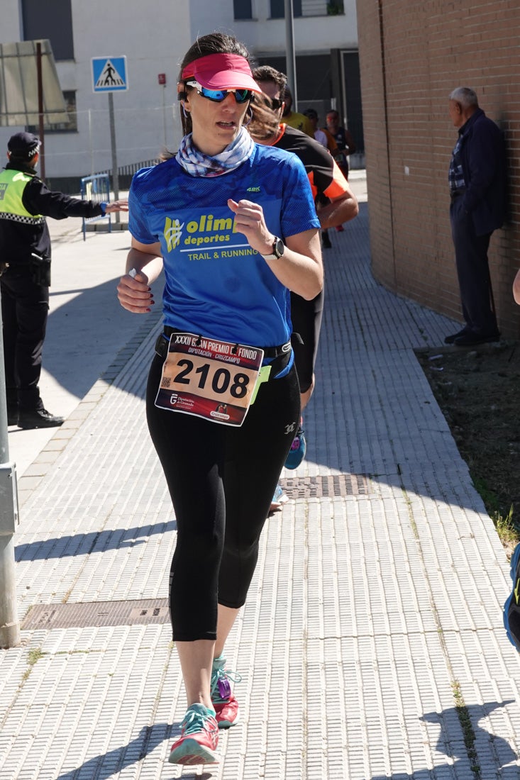 El reguero de atletas es amplio. Las piernas pesan en algunos momentos pero el objetivo de llegar a meta se mantiene. Si has participado en la carrera de fondo de Loja, prueba suerte a ver si te hemos retratado a lo largo del recorrido.