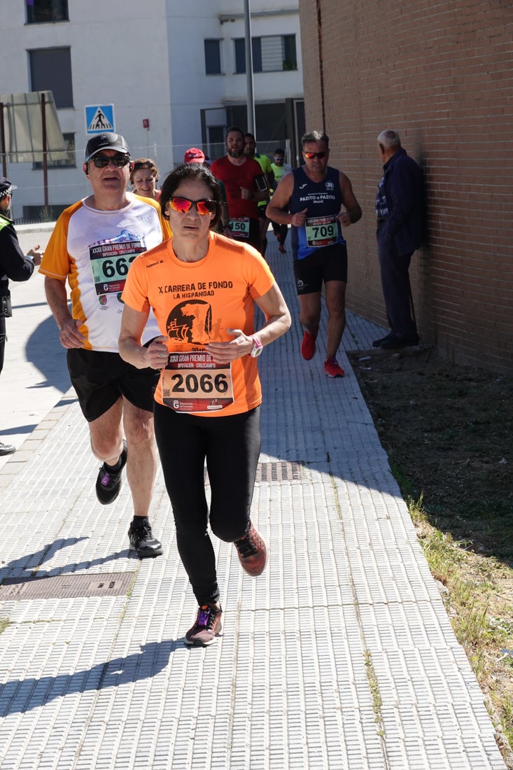 El reguero de atletas es amplio. Las piernas pesan en algunos momentos pero el objetivo de llegar a meta se mantiene. Si has participado en la carrera de fondo de Loja, prueba suerte a ver si te hemos retratado a lo largo del recorrido.