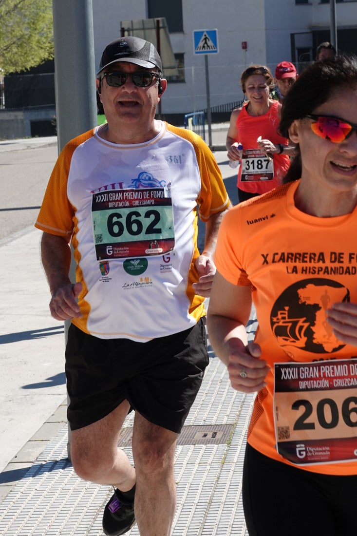 El reguero de atletas es amplio. Las piernas pesan en algunos momentos pero el objetivo de llegar a meta se mantiene. Si has participado en la carrera de fondo de Loja, prueba suerte a ver si te hemos retratado a lo largo del recorrido.