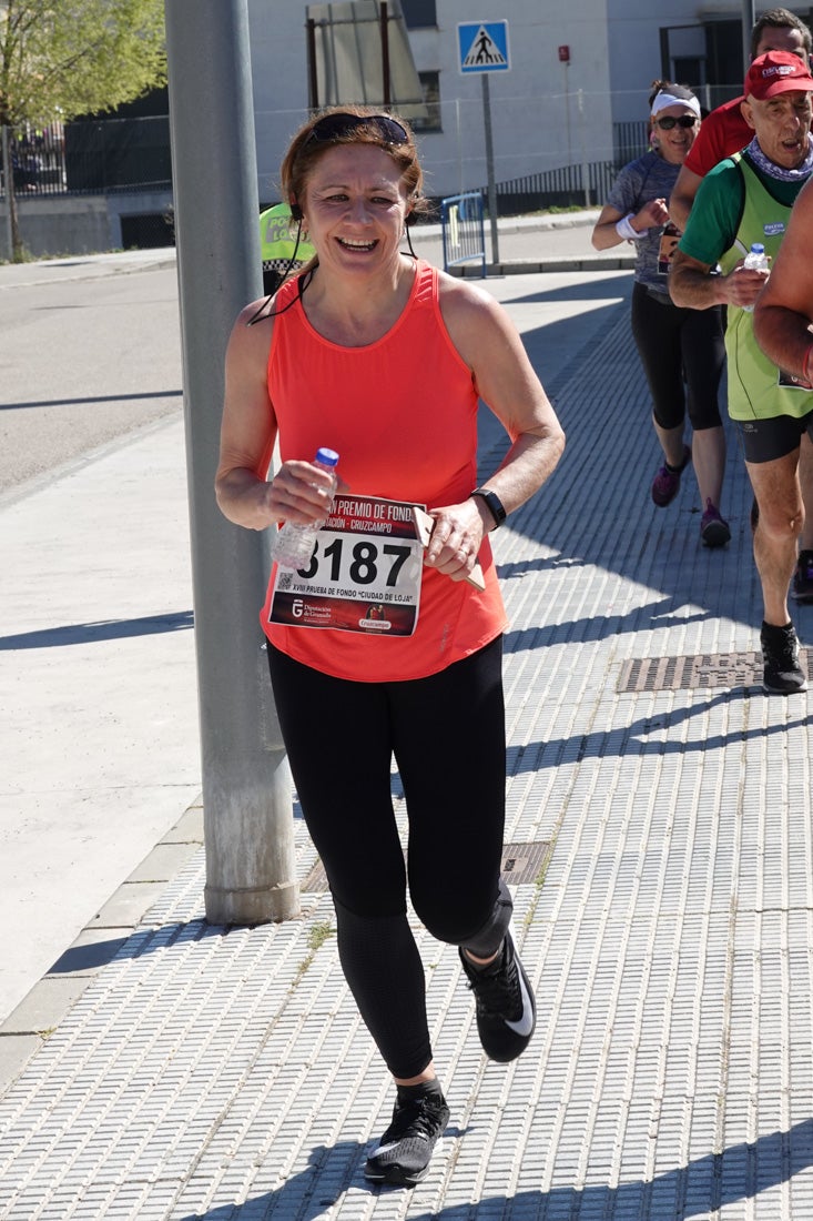 El reguero de atletas es amplio. Las piernas pesan en algunos momentos pero el objetivo de llegar a meta se mantiene. Si has participado en la carrera de fondo de Loja, prueba suerte a ver si te hemos retratado a lo largo del recorrido.