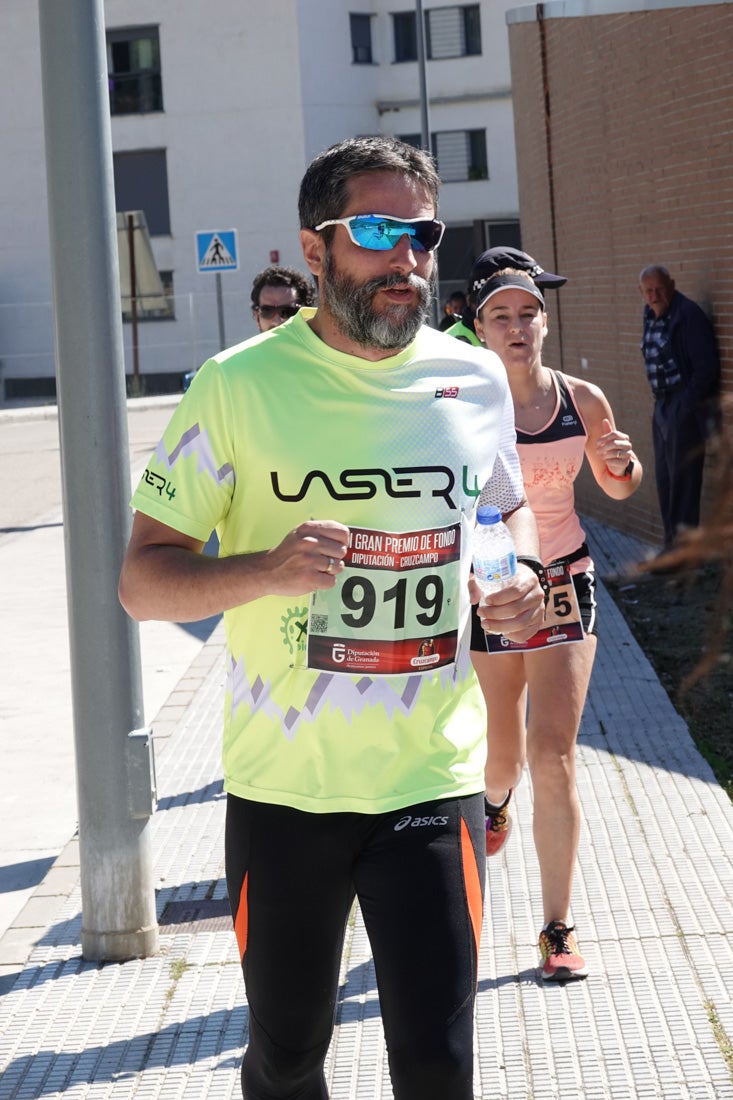 El reguero de atletas es amplio. Las piernas pesan en algunos momentos pero el objetivo de llegar a meta se mantiene. Si has participado en la carrera de fondo de Loja, prueba suerte a ver si te hemos retratado a lo largo del recorrido.