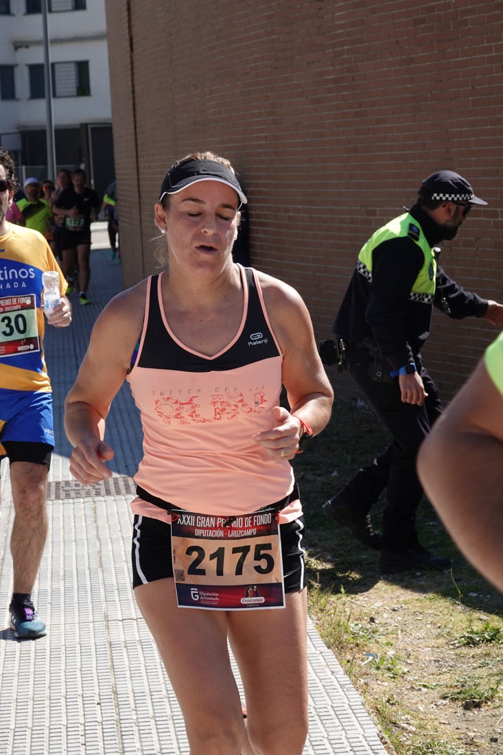 El reguero de atletas es amplio. Las piernas pesan en algunos momentos pero el objetivo de llegar a meta se mantiene. Si has participado en la carrera de fondo de Loja, prueba suerte a ver si te hemos retratado a lo largo del recorrido.