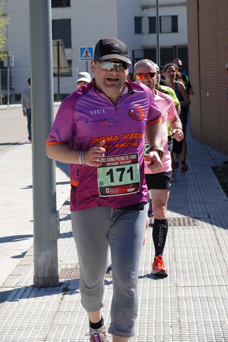 El reguero de atletas es amplio. Las piernas pesan en algunos momentos pero el objetivo de llegar a meta se mantiene. Si has participado en la carrera de fondo de Loja, prueba suerte a ver si te hemos retratado a lo largo del recorrido.