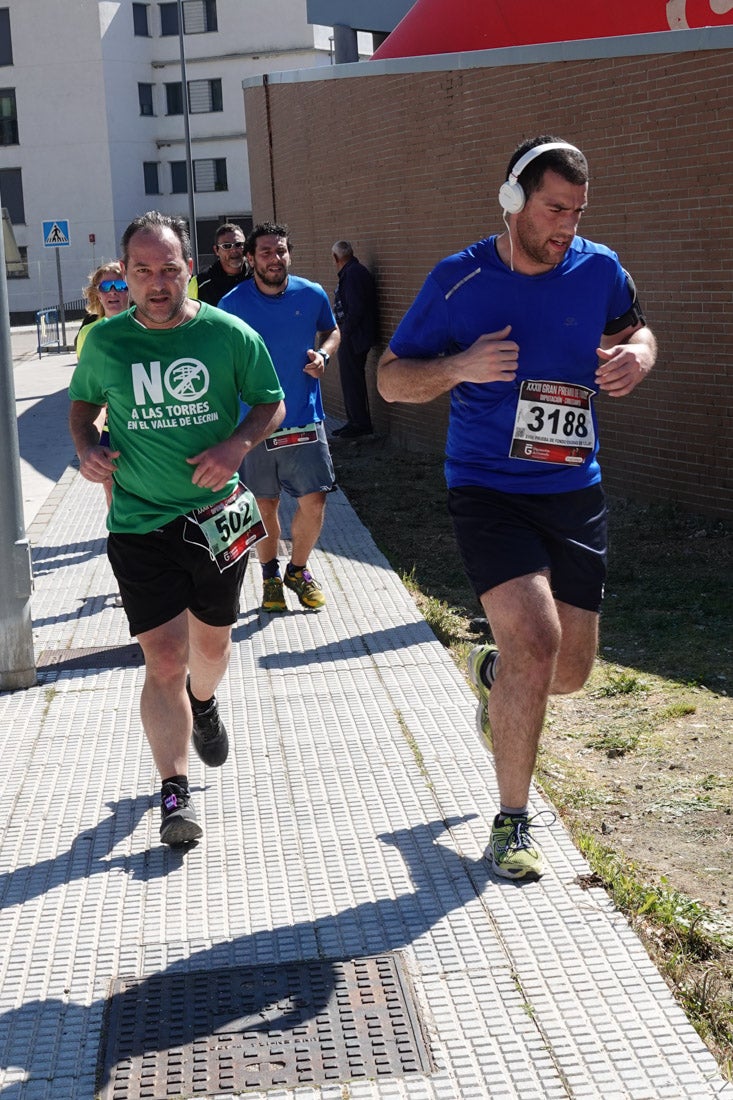 El reguero de atletas es amplio. Las piernas pesan en algunos momentos pero el objetivo de llegar a meta se mantiene. Si has participado en la carrera de fondo de Loja, prueba suerte a ver si te hemos retratado a lo largo del recorrido.