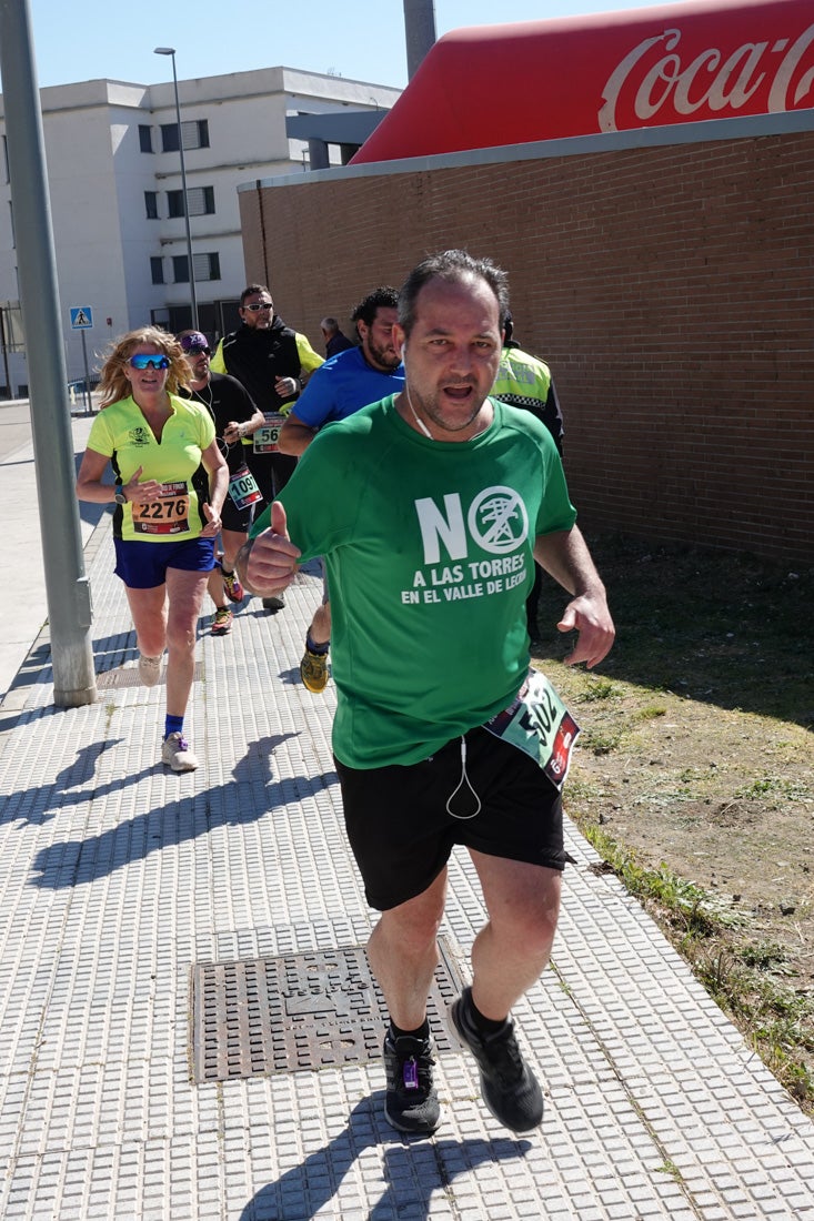 El reguero de atletas es amplio. Las piernas pesan en algunos momentos pero el objetivo de llegar a meta se mantiene. Si has participado en la carrera de fondo de Loja, prueba suerte a ver si te hemos retratado a lo largo del recorrido.