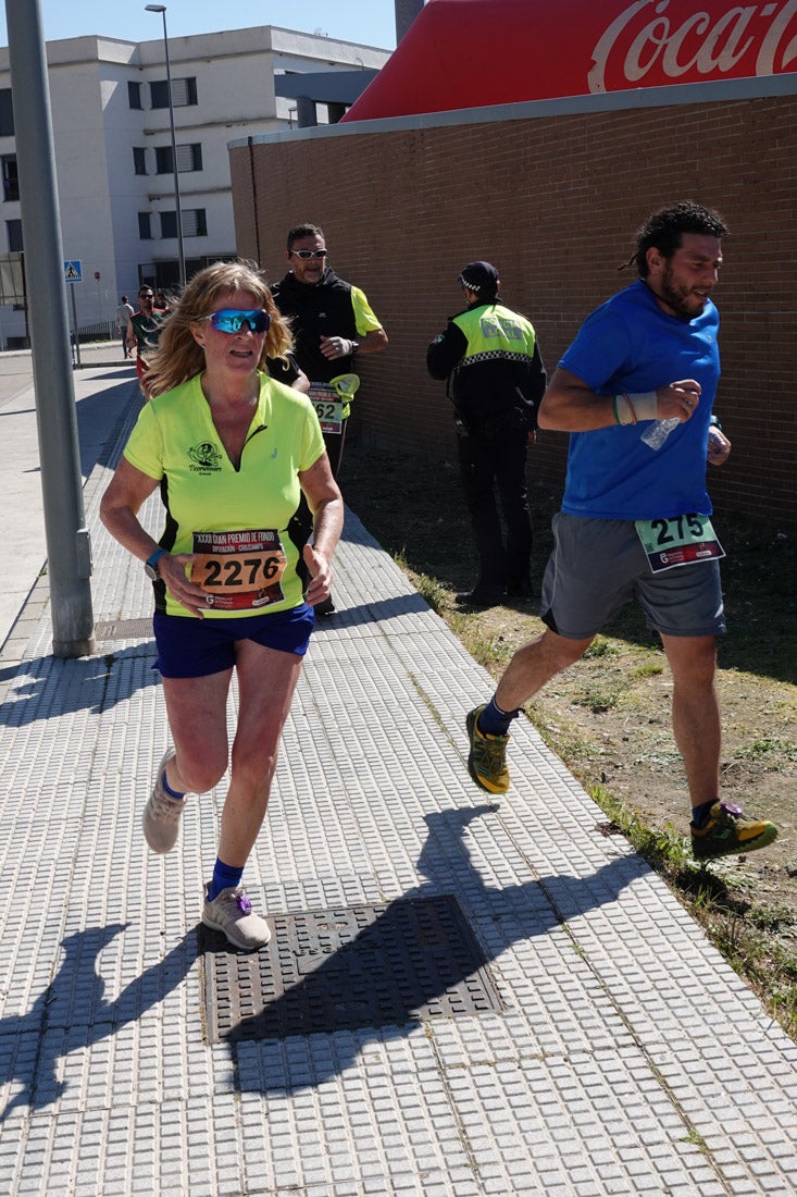 El reguero de atletas es amplio. Las piernas pesan en algunos momentos pero el objetivo de llegar a meta se mantiene. Si has participado en la carrera de fondo de Loja, prueba suerte a ver si te hemos retratado a lo largo del recorrido.