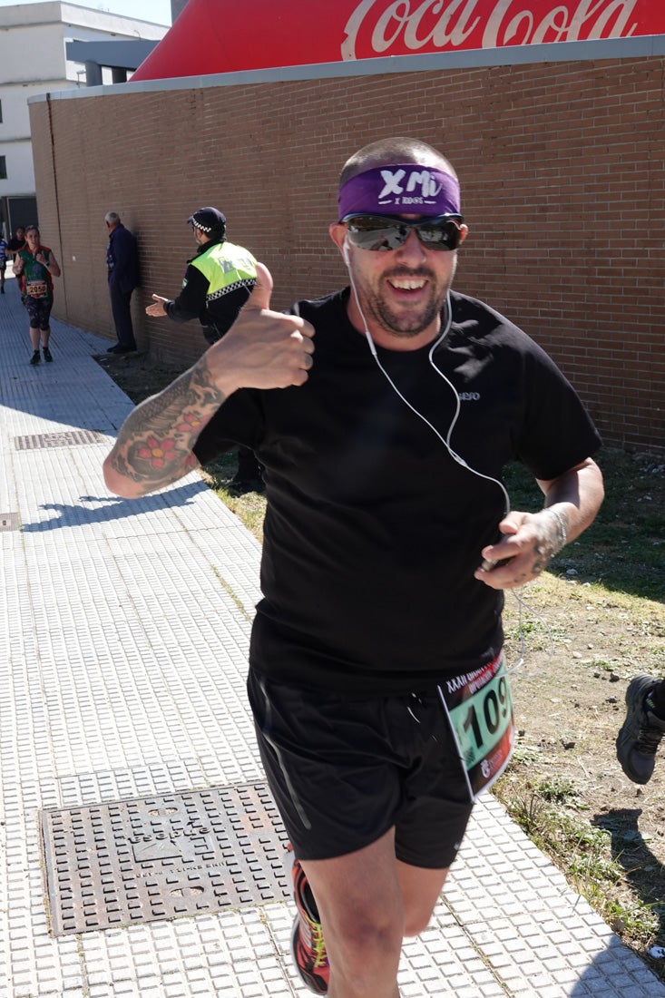 El reguero de atletas es amplio. Las piernas pesan en algunos momentos pero el objetivo de llegar a meta se mantiene. Si has participado en la carrera de fondo de Loja, prueba suerte a ver si te hemos retratado a lo largo del recorrido.