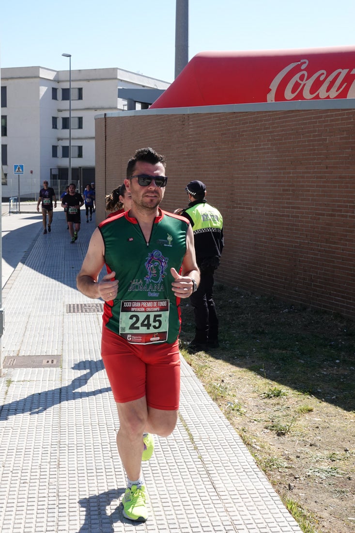 El reguero de atletas es amplio. Las piernas pesan en algunos momentos pero el objetivo de llegar a meta se mantiene. Si has participado en la carrera de fondo de Loja, prueba suerte a ver si te hemos retratado a lo largo del recorrido.