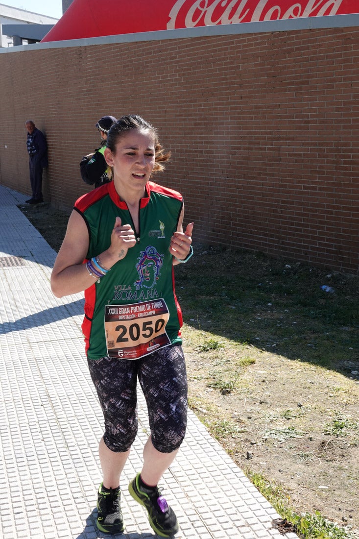 El reguero de atletas es amplio. Las piernas pesan en algunos momentos pero el objetivo de llegar a meta se mantiene. Si has participado en la carrera de fondo de Loja, prueba suerte a ver si te hemos retratado a lo largo del recorrido.