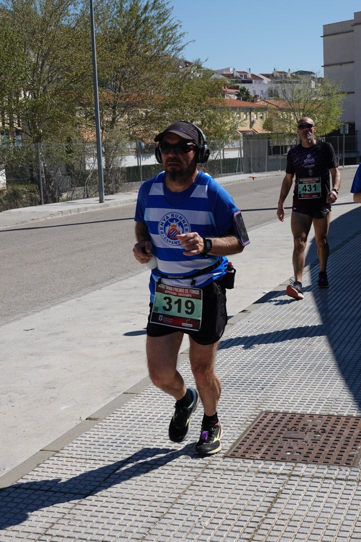 El reguero de atletas es amplio. Las piernas pesan en algunos momentos pero el objetivo de llegar a meta se mantiene. Si has participado en la carrera de fondo de Loja, prueba suerte a ver si te hemos retratado a lo largo del recorrido.