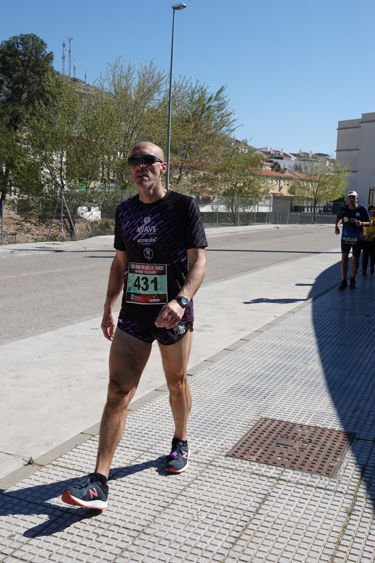 El reguero de atletas es amplio. Las piernas pesan en algunos momentos pero el objetivo de llegar a meta se mantiene. Si has participado en la carrera de fondo de Loja, prueba suerte a ver si te hemos retratado a lo largo del recorrido.