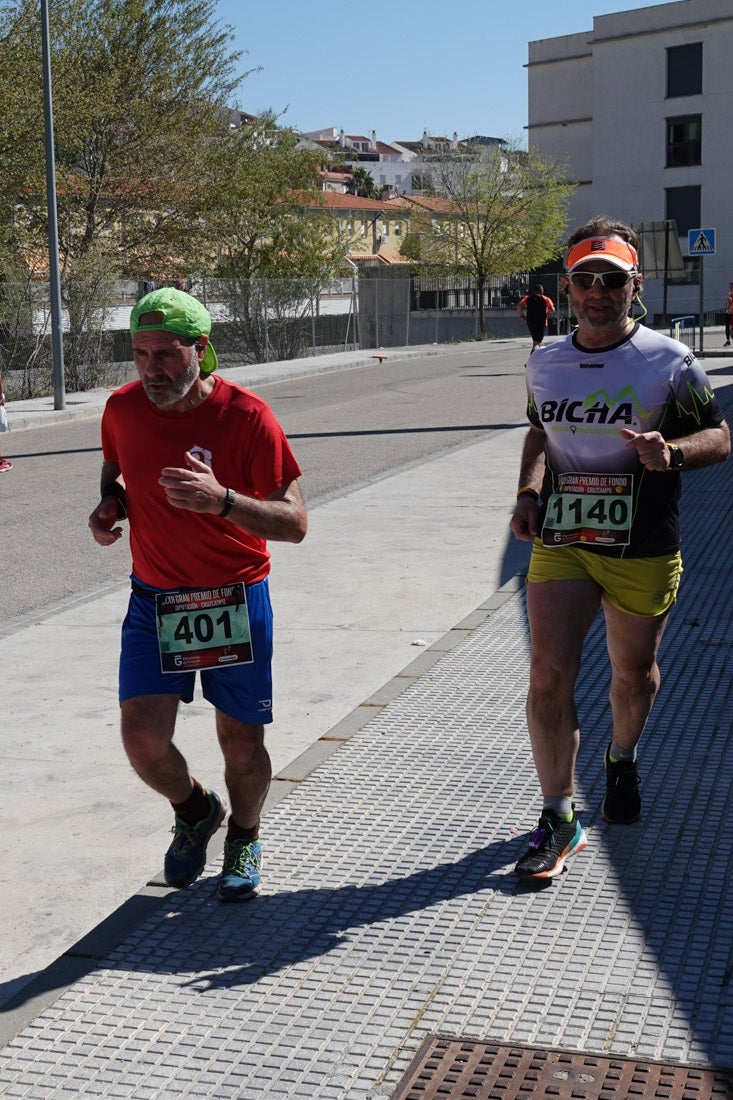 El reguero de atletas es amplio. Las piernas pesan en algunos momentos pero el objetivo de llegar a meta se mantiene. Si has participado en la carrera de fondo de Loja, prueba suerte a ver si te hemos retratado a lo largo del recorrido.