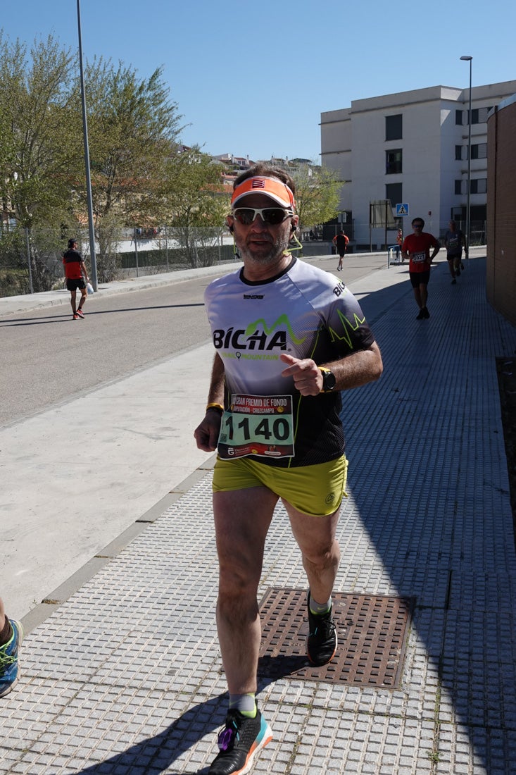 El reguero de atletas es amplio. Las piernas pesan en algunos momentos pero el objetivo de llegar a meta se mantiene. Si has participado en la carrera de fondo de Loja, prueba suerte a ver si te hemos retratado a lo largo del recorrido.