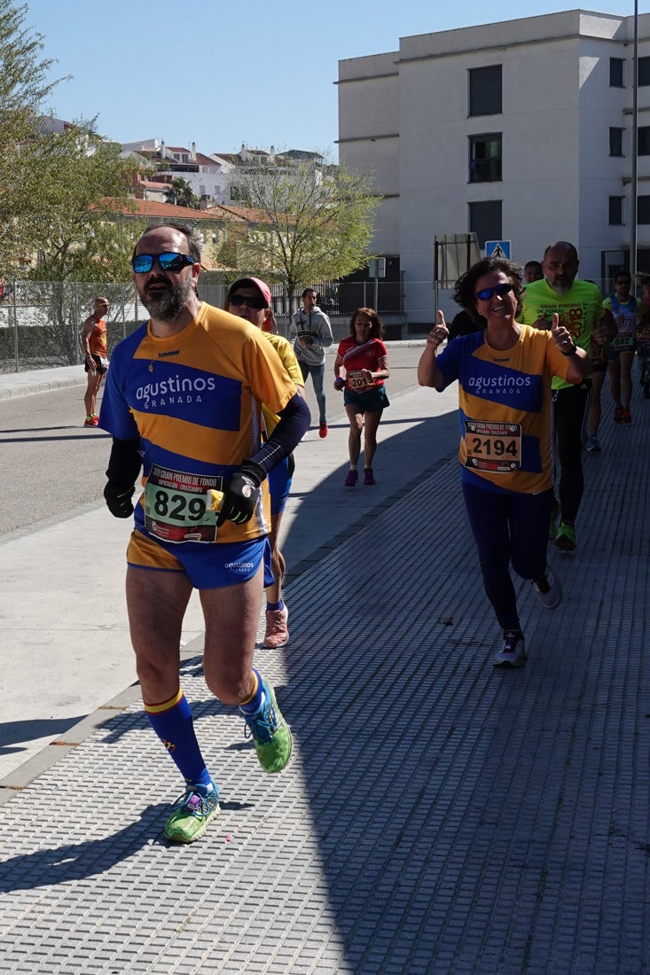 El reguero de atletas es amplio. Las piernas pesan en algunos momentos pero el objetivo de llegar a meta se mantiene. Si has participado en la carrera de fondo de Loja, prueba suerte a ver si te hemos retratado a lo largo del recorrido.