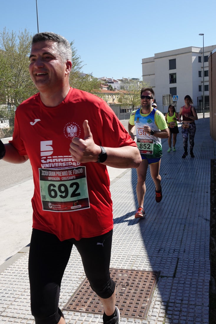 El reguero de atletas es amplio. Las piernas pesan en algunos momentos pero el objetivo de llegar a meta se mantiene. Si has participado en la carrera de fondo de Loja, prueba suerte a ver si te hemos retratado a lo largo del recorrido.