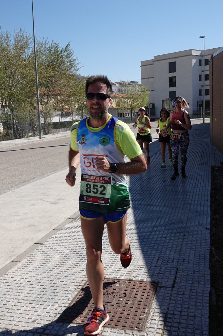 El reguero de atletas es amplio. Las piernas pesan en algunos momentos pero el objetivo de llegar a meta se mantiene. Si has participado en la carrera de fondo de Loja, prueba suerte a ver si te hemos retratado a lo largo del recorrido.