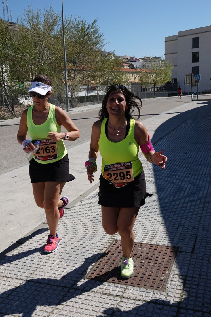 El reguero de atletas es amplio. Las piernas pesan en algunos momentos pero el objetivo de llegar a meta se mantiene. Si has participado en la carrera de fondo de Loja, prueba suerte a ver si te hemos retratado a lo largo del recorrido.