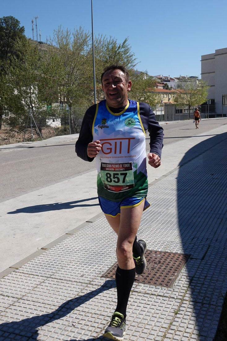 El reguero de atletas es amplio. Las piernas pesan en algunos momentos pero el objetivo de llegar a meta se mantiene. Si has participado en la carrera de fondo de Loja, prueba suerte a ver si te hemos retratado a lo largo del recorrido.