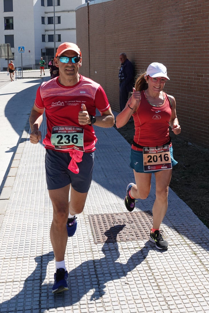 El reguero de atletas es amplio. Las piernas pesan en algunos momentos pero el objetivo de llegar a meta se mantiene. Si has participado en la carrera de fondo de Loja, prueba suerte a ver si te hemos retratado a lo largo del recorrido.