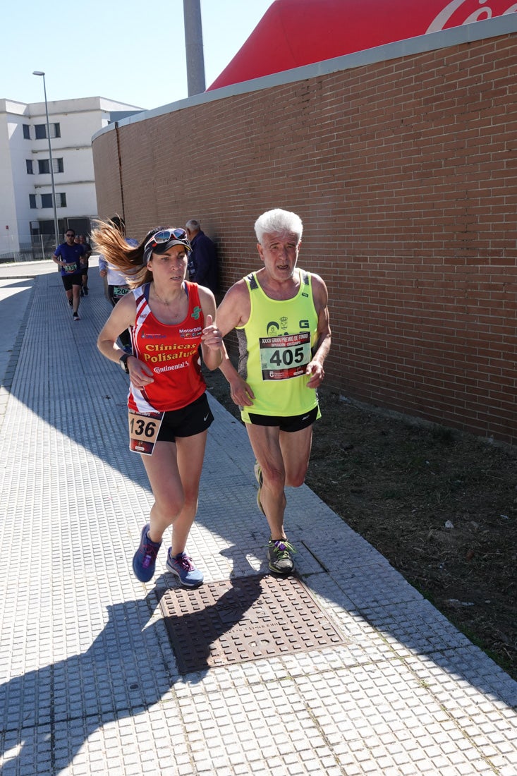 El reguero de atletas es amplio. Las piernas pesan en algunos momentos pero el objetivo de llegar a meta se mantiene. Si has participado en la carrera de fondo de Loja, prueba suerte a ver si te hemos retratado a lo largo del recorrido.