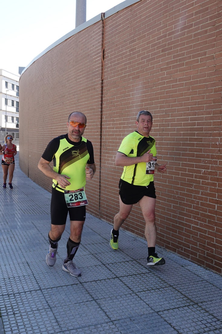 El reguero de atletas es amplio. Las piernas pesan en algunos momentos pero el objetivo de llegar a meta se mantiene. Si has participado en la carrera de fondo de Loja, prueba suerte a ver si te hemos retratado a lo largo del recorrido.