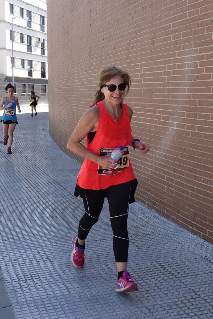 El reguero de atletas es amplio. Las piernas pesan en algunos momentos pero el objetivo de llegar a meta se mantiene. Si has participado en la carrera de fondo de Loja, prueba suerte a ver si te hemos retratado a lo largo del recorrido.