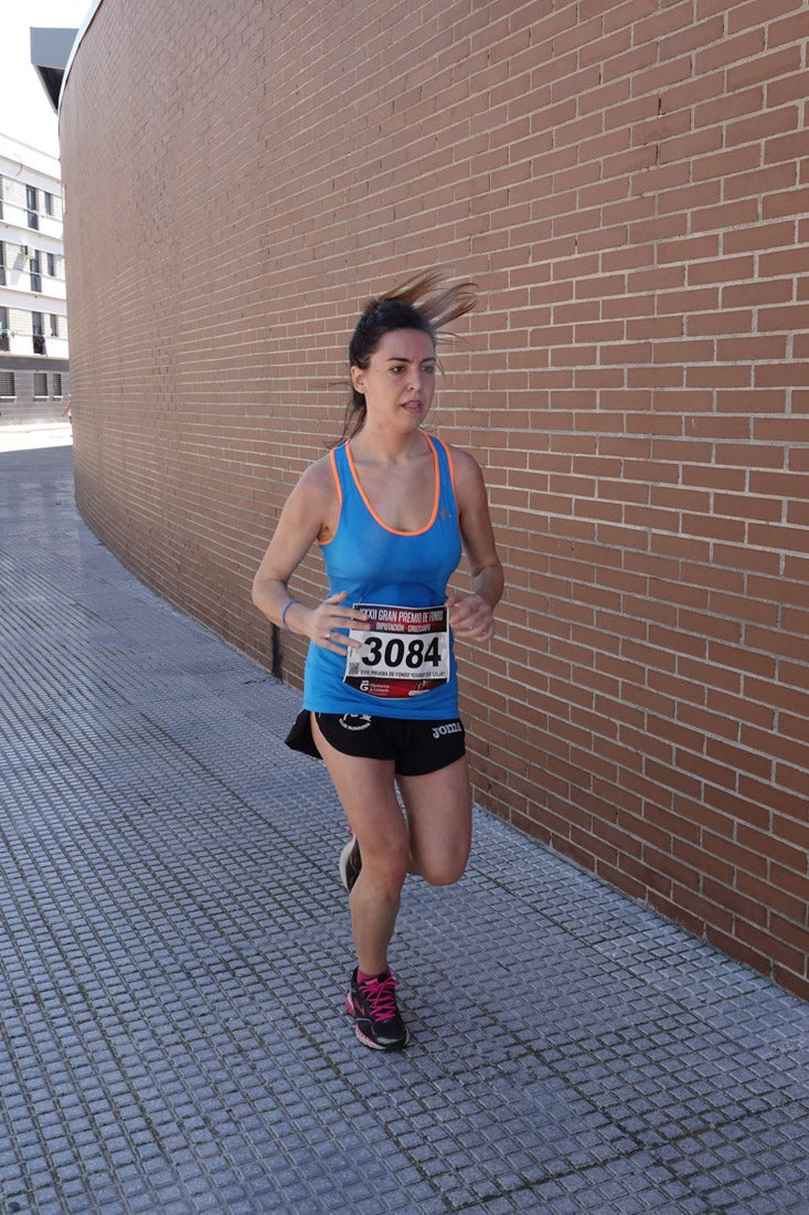 El reguero de atletas es amplio. Las piernas pesan en algunos momentos pero el objetivo de llegar a meta se mantiene. Si has participado en la carrera de fondo de Loja, prueba suerte a ver si te hemos retratado a lo largo del recorrido.