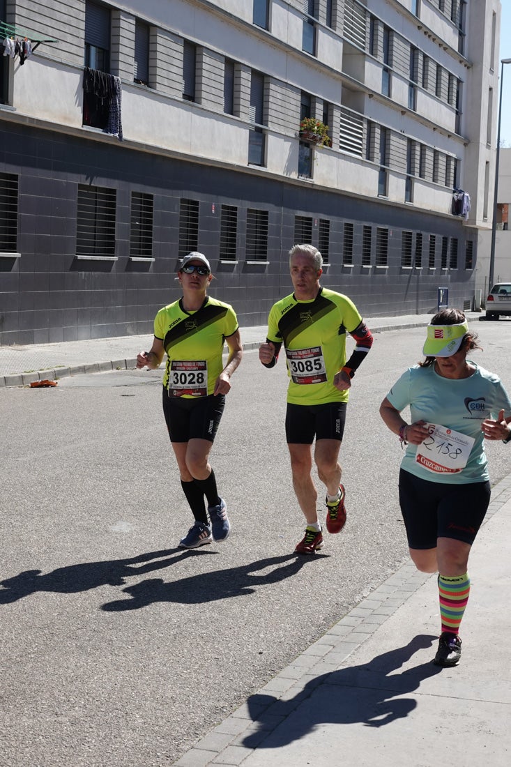 El reguero de atletas es amplio. Las piernas pesan en algunos momentos pero el objetivo de llegar a meta se mantiene. Si has participado en la carrera de fondo de Loja, prueba suerte a ver si te hemos retratado a lo largo del recorrido.