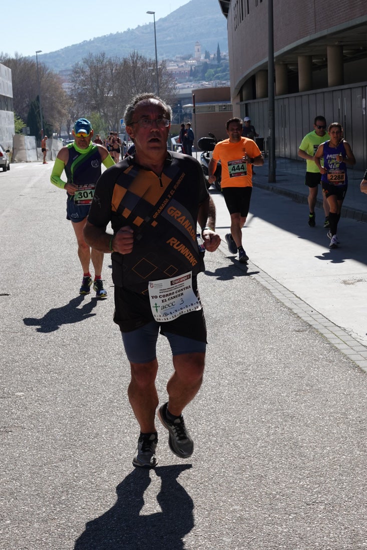 El reguero de atletas es amplio. Las piernas pesan en algunos momentos pero el objetivo de llegar a meta se mantiene. Si has participado en la carrera de fondo de Loja, prueba suerte a ver si te hemos retratado a lo largo del recorrido.