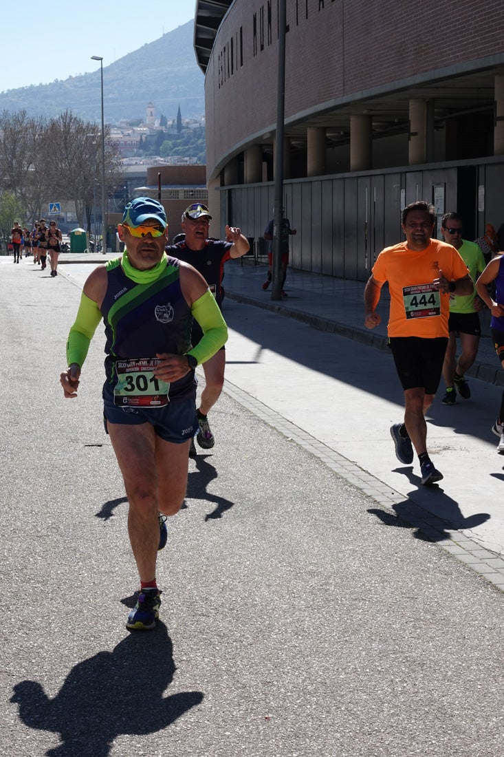 El reguero de atletas es amplio. Las piernas pesan en algunos momentos pero el objetivo de llegar a meta se mantiene. Si has participado en la carrera de fondo de Loja, prueba suerte a ver si te hemos retratado a lo largo del recorrido.