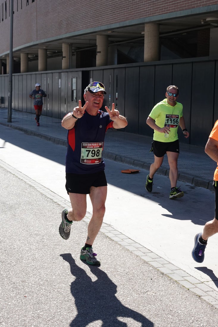 El reguero de atletas es amplio. Las piernas pesan en algunos momentos pero el objetivo de llegar a meta se mantiene. Si has participado en la carrera de fondo de Loja, prueba suerte a ver si te hemos retratado a lo largo del recorrido.