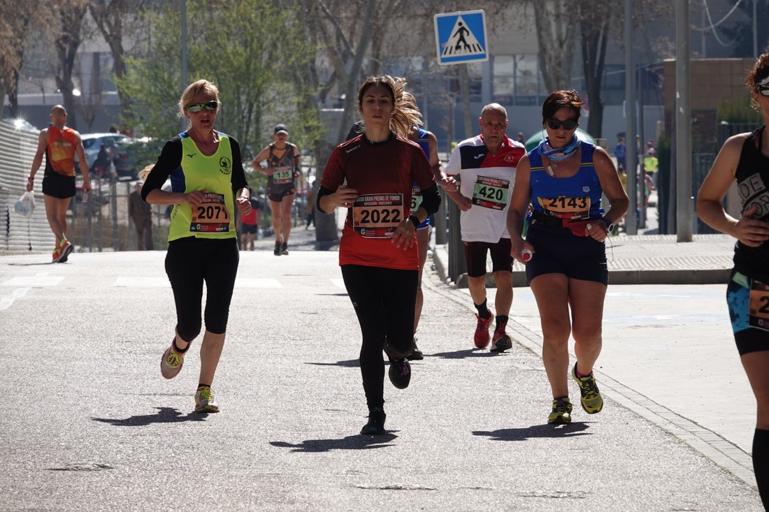 El reguero de atletas es amplio. Las piernas pesan en algunos momentos pero el objetivo de llegar a meta se mantiene. Si has participado en la carrera de fondo de Loja, prueba suerte a ver si te hemos retratado a lo largo del recorrido.