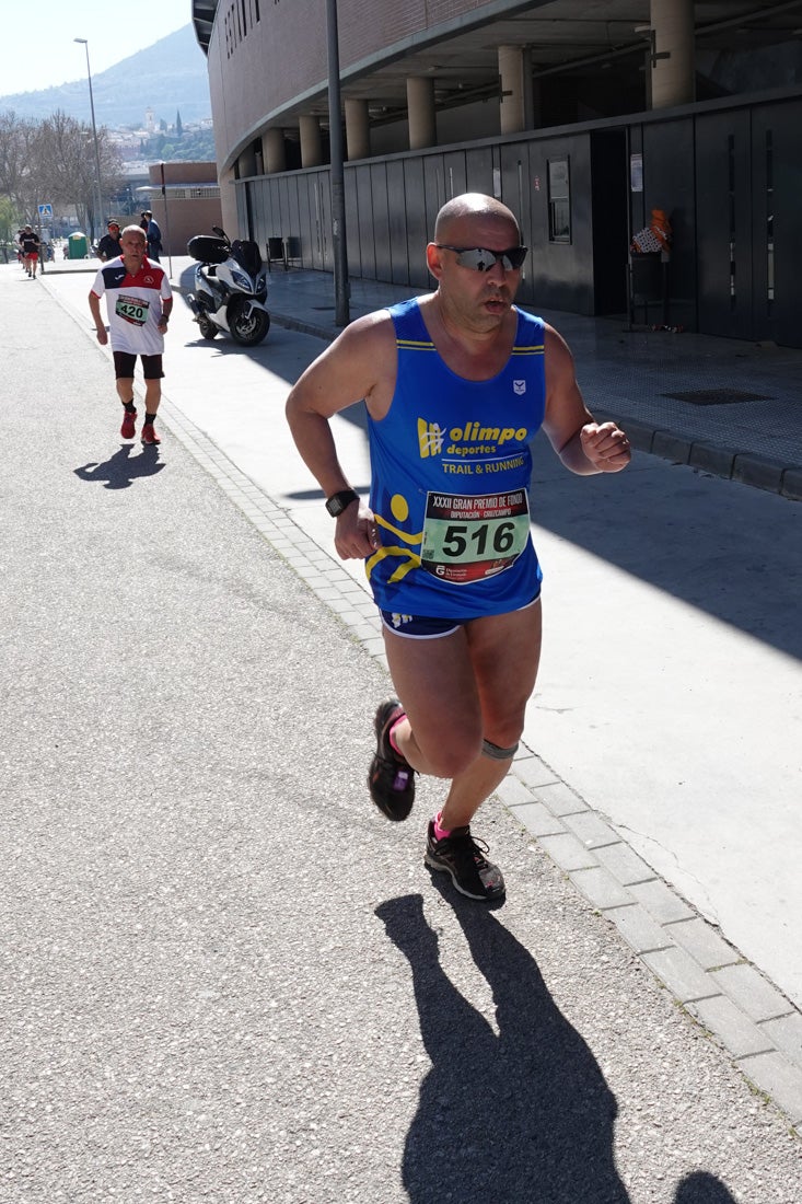 El reguero de atletas es amplio. Las piernas pesan en algunos momentos pero el objetivo de llegar a meta se mantiene. Si has participado en la carrera de fondo de Loja, prueba suerte a ver si te hemos retratado a lo largo del recorrido.