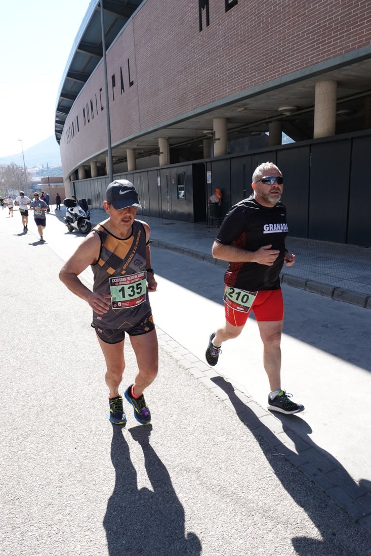 El reguero de atletas es amplio. Las piernas pesan en algunos momentos pero el objetivo de llegar a meta se mantiene. Si has participado en la carrera de fondo de Loja, prueba suerte a ver si te hemos retratado a lo largo del recorrido.