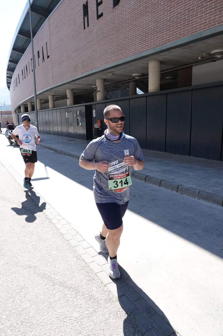 El reguero de atletas es amplio. Las piernas pesan en algunos momentos pero el objetivo de llegar a meta se mantiene. Si has participado en la carrera de fondo de Loja, prueba suerte a ver si te hemos retratado a lo largo del recorrido.