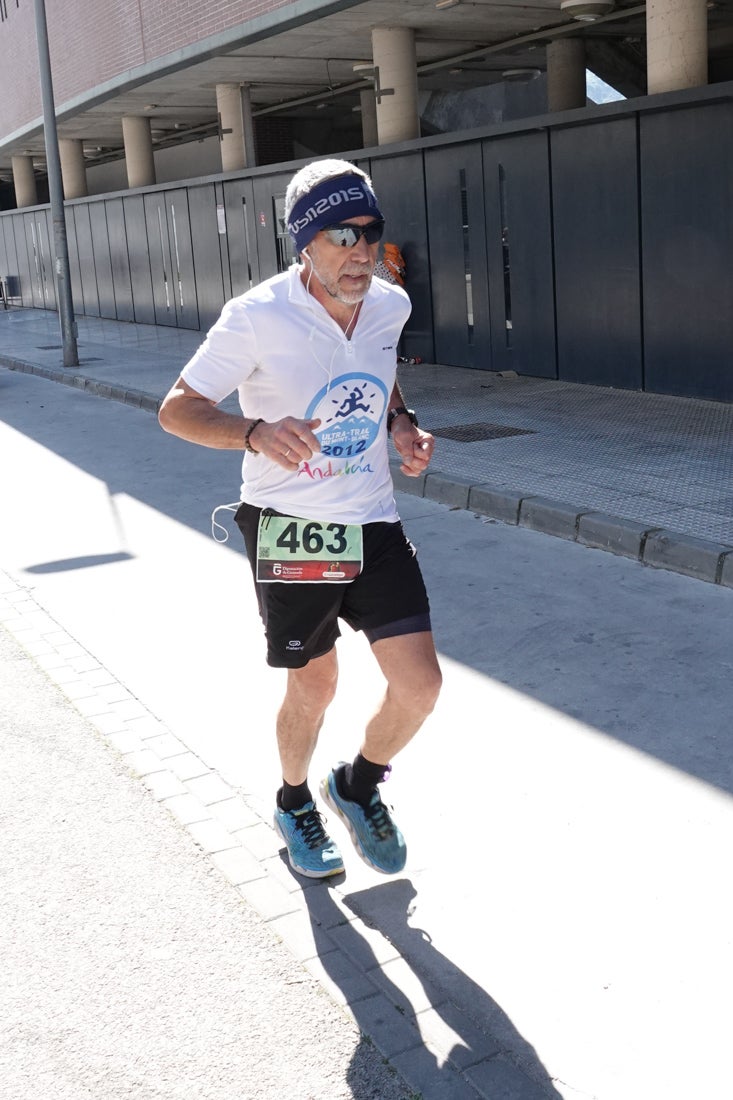 El reguero de atletas es amplio. Las piernas pesan en algunos momentos pero el objetivo de llegar a meta se mantiene. Si has participado en la carrera de fondo de Loja, prueba suerte a ver si te hemos retratado a lo largo del recorrido.