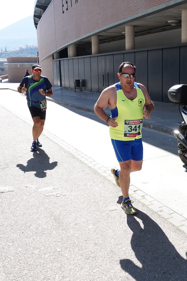 El reguero de atletas es amplio. Las piernas pesan en algunos momentos pero el objetivo de llegar a meta se mantiene. Si has participado en la carrera de fondo de Loja, prueba suerte a ver si te hemos retratado a lo largo del recorrido.