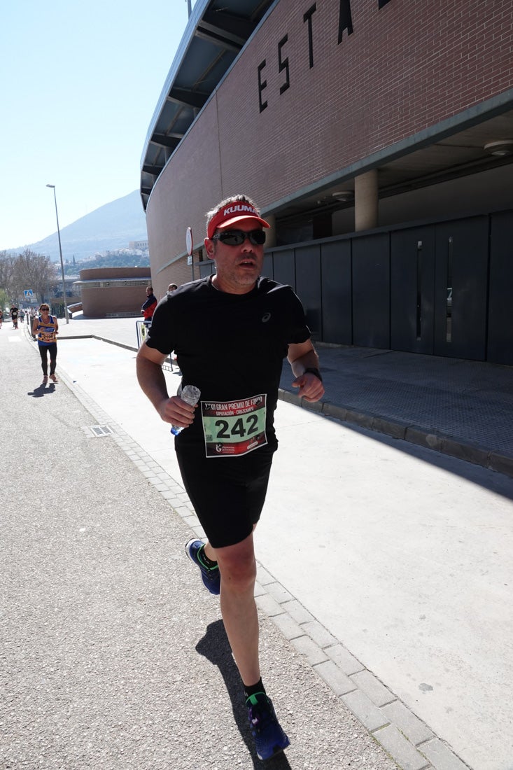 El reguero de atletas es amplio. Las piernas pesan en algunos momentos pero el objetivo de llegar a meta se mantiene. Si has participado en la carrera de fondo de Loja, prueba suerte a ver si te hemos retratado a lo largo del recorrido.