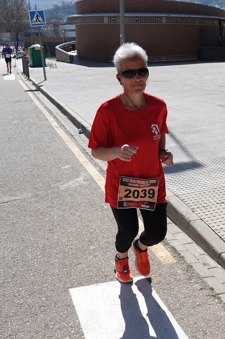 El reguero de atletas es amplio. Las piernas pesan en algunos momentos pero el objetivo de llegar a meta se mantiene. Si has participado en la carrera de fondo de Loja, prueba suerte a ver si te hemos retratado a lo largo del recorrido.