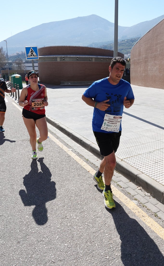 El reguero de atletas es amplio. Las piernas pesan en algunos momentos pero el objetivo de llegar a meta se mantiene. Si has participado en la carrera de fondo de Loja, prueba suerte a ver si te hemos retratado a lo largo del recorrido.