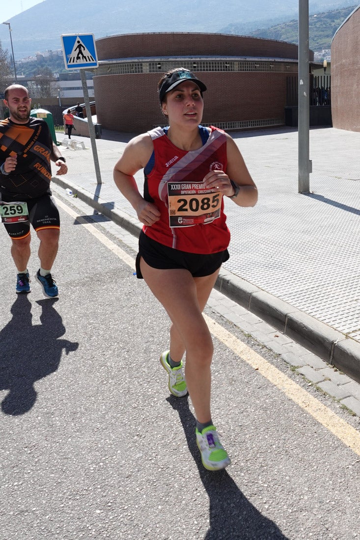 El reguero de atletas es amplio. Las piernas pesan en algunos momentos pero el objetivo de llegar a meta se mantiene. Si has participado en la carrera de fondo de Loja, prueba suerte a ver si te hemos retratado a lo largo del recorrido.