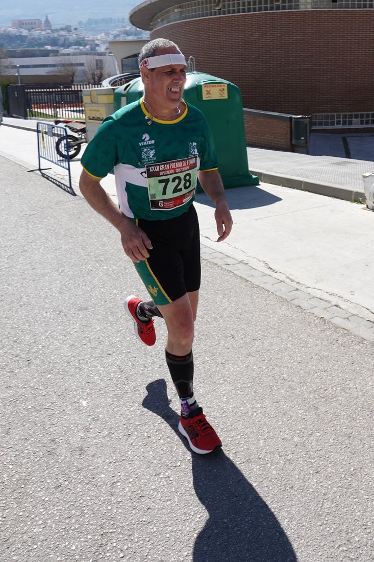 El reguero de atletas es amplio. Las piernas pesan en algunos momentos pero el objetivo de llegar a meta se mantiene. Si has participado en la carrera de fondo de Loja, prueba suerte a ver si te hemos retratado a lo largo del recorrido.