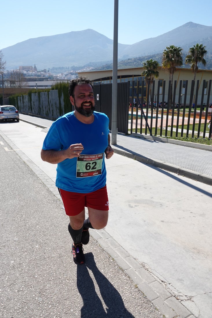 El reguero de atletas es amplio. Las piernas pesan en algunos momentos pero el objetivo de llegar a meta se mantiene. Si has participado en la carrera de fondo de Loja, prueba suerte a ver si te hemos retratado a lo largo del recorrido.