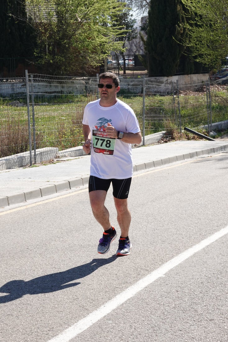 El reguero de atletas es amplio. Las piernas pesan en algunos momentos pero el objetivo de llegar a meta se mantiene. Si has participado en la carrera de fondo de Loja, prueba suerte a ver si te hemos retratado a lo largo del recorrido.